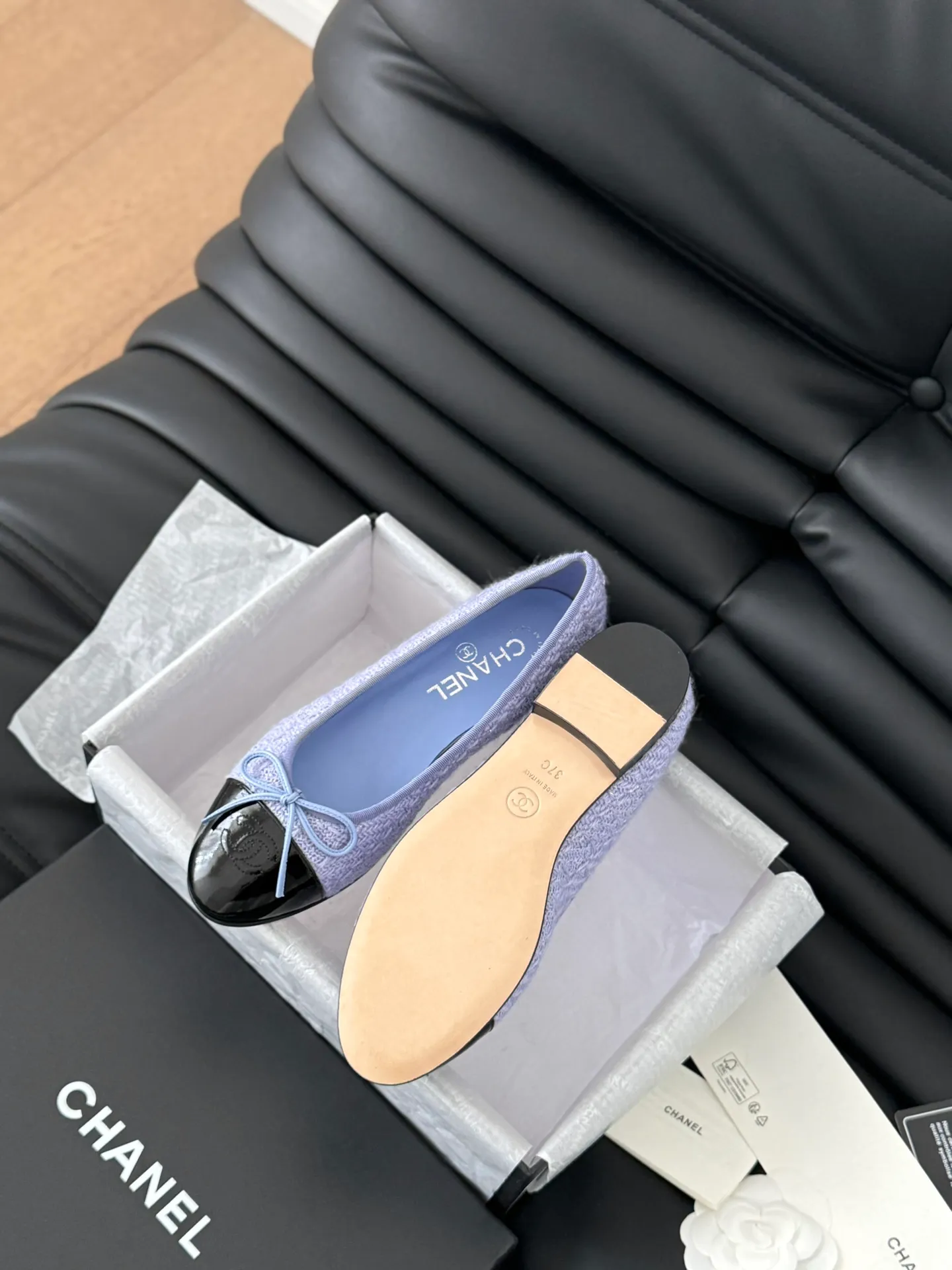 👟👟Ex-factory price 480👟👟 Purchasing-grade Chanel new color ballet shoes, original 1:1 replica, a classic among classics, perfect whether paired with trousers or skirts. The small round toe design is very good at modifying the foot shape, a must-have for little fairies! Heel height: 2.5cm Size: 35-41 (40/41/42/43 customized, non-refundable)